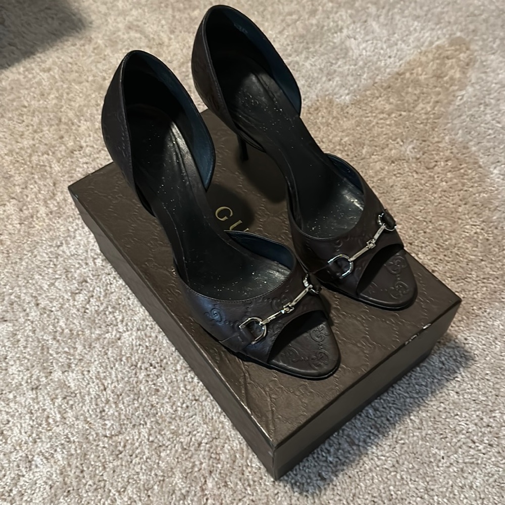 Gucci leather with logo imprint peep toe pump
